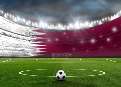 Kompetisi piala dunia 2022 telah resmi digelar di Qatar, Negara yang terletak di sebuah semenanjung kecil di Jazirah Arab di Asia Barat. Ajang olahraga bergensi yang diadakan empat tahun sekali ini dilaksanakan pada 20 November hingga 18 Desember 2022 di Qatar. Tentu saja dengan antusias yang luar biasa dari para pecinta bola. Ada 32 tim dari 32 negara yang bertanding memperebutkan gelar juara dunia pada Piala Dunia Qatar 2022. Beberapa brand raksasa dunia juga turut terlibat dan mendukung turnamen yang diselengarakan FIFA ini. Bahkan ada brand lokal asal Jakarta yang juga terlibat pada gelaran Piala Dunia Qatar 2022. Lantas, apa saja brand yang ada di Piala Dunia Qatar 2022? Berikut ulasan selengkapnya. 1. Brand Coca Cola Coca Cola tentunya menjadi brand yang paling dihafal keterlibatannya di ajang Piala Dunia. Terhitung 11 kali brand minuman soda tersebut menjadi mitra FIFA dalam menyelenggaraan Piala Dunia. Coca-cola adalah brand pertama yang terlibat sebagai sponsor acara sepak bola paling bergengsi di dunia ini. Dengan asosiasi formal sejak 1974 dan sponsor resmi FIFA World Cup dimulai pada 1978. Sejak peran pertamanya di Piala Dunia Spanyol, Coca-cola tak sekalipun absen sebagai mitra dan sponsor momentum Piala Dunia. 2. Brand Adidas Adidas merupakan brand olahraga terkenal di seluruh dunia. Sportwear asal Jerman ini terlibat sebagai Mitra FIFA dalam Piala Dunia Qatar 2022. Adidas tercatat sudah tujuh kali berperan dalam ajang bergensi dunia ini. Adidas tercatat sudah tergabung sebagai mitra sekaligus sponsor Piala Dunia sejak 1998. Kali ini, Adidas hanya menjadi sponsor tujuh negara di Piala Dunia Qatar dengan menyediakan kaus untuk 7 negara peserta. Ini juga merupakan strategi pemasaran Adidas dengan menjadi sponsor kegiatan-kegiatan besar, terutama sepak bola. 3. Brand Nike Brand Nike juga menjadi salah satu brand yang telibat pada gelaran Piala Dunia Qatar 2022. Mengungguli Adidas yang hanya memenggang 7 negara peserta, Nike menjadi penyedia kaos atau baju 13 dari 32 negara peserta pemain. Dengan begitu, Nike menjadi sponsor pakaian olahraga terbanyak di turnamen tahun ini. Ini juga merupakan ketiga kalinya Nike mengungguli Adidas, Ini menjadi kesenjangan terbesar yang pernah diraih Nike atas pesaingnya di industri olahraga. 4. Brand Hyundai Hyundai Motor Company kembali menjadi sponsor Piala Dunia 2022, Perusahaan otomotif asal Korea tersebut akan menyediakan 616 unit armada dalam FIFA World Cup 2022. Dari armada tersebut, akan ada 446 kendaraan penumpang, dengan lebih dari setengahnya (226 unit) merupakan model hybrid electric (HEV) dan battery electric (BEV). 5. Brand Hublot Hublot merupakan brand jam tangan fashion mewah, brand asal Swiss ini kerap kali melakukan promosi cerdik dengan mendukung sejumlah gelaran olah raga, salah satunya Piala Dunia. Dalam Piala Dunia, Hublot terlibat menjadi pencatat waktu 64 pertandingan Piala Dunia Qatar 2022. Selain itu jam tangan Hublot juga akan dipakai wasit oleh 129 wasit resmi Piala Dunia dan papan pergantian pemain yang dibawa wasit merupakan representasi dari jam Hublot yang dapat terlihat saat pergantian pemain berlangsung. 6. Roughneck 1991. Selanjutnya ada brand lokal asal Jakarta yang mengumumkan bahwa mereka resmi bekerja sama dengan FIFA untuk Piala Dunia Qatar 2022. Roughneck 1991 diumumkan menjadi Official merchandise resmi Piala Dunia 2022 yang memiliki lisensi. Sebelumnya, Founder Roughneck 1991 mengaku pihaknya mengajukan diri untuk menjadi official merchandise Piala Dunia sejak 6 bulan lalu. Dengan proses yang tidak mudah dan tentunya bersaing dengan brand lainnya, banyak ketentuan yang diikuti Roughneck 1991 dan mengirimkan beberapa desain ke FIFA, sampai akhirnya disetujui FIFA dan Roughneck 1991 mendapatkan lisensi. Nah, itu dia beberapa brand yang terlibat pada ajang bergengsi Piala Dunia Qatar 2022 dan salah satunya ada brand lokal asal Jakarta.